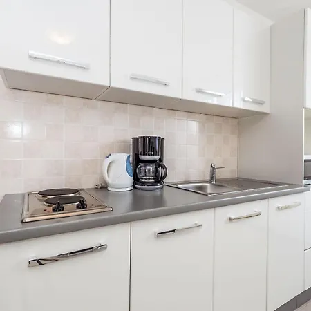 Bright And Modern With Private Terrace Pula
