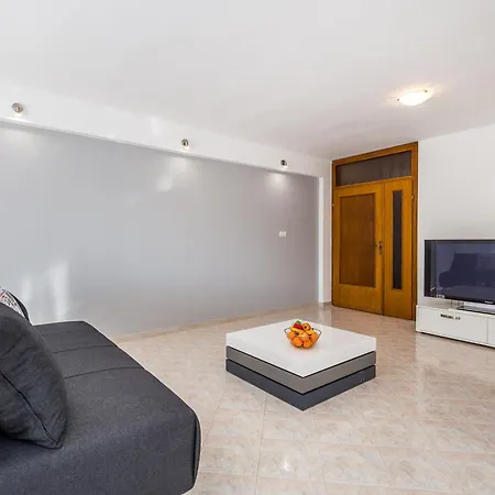 Bright And Modern With Private Terrace Pula