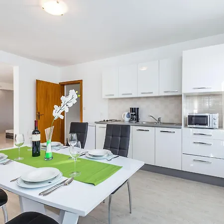 Bright And Modern With Private Terrace
