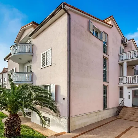 Bright And Modern With Private Terrace Pula